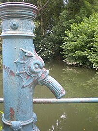 L'une des deux mares du village, rue des Boues.