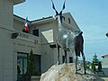 Statue de chèvre devant la mairie du Rove.