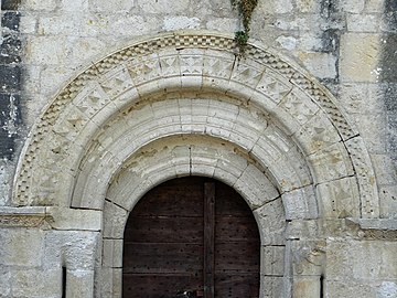 Détail du décor des voussures du portail roman