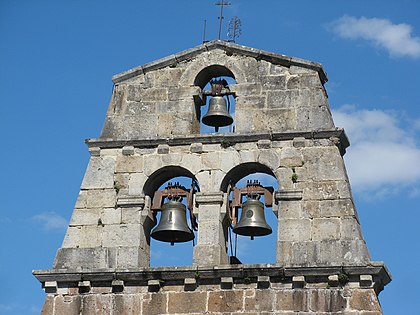 Le clocher-mur et ses trois baies campanaires.