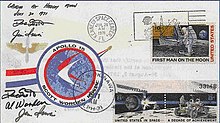 Enveloppe comportant l'insigne de la mission Apollo 15, trois timbres et deux cachets.