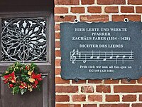 Gedenktafel am Pfarrhaus zu Ehren von Pfarrer Faber