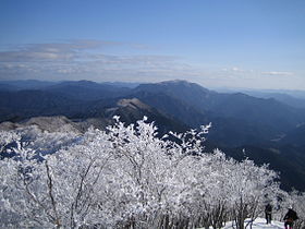 高見山頂から見た東側風景。尾根伝いの正面に見えるのは三峰山