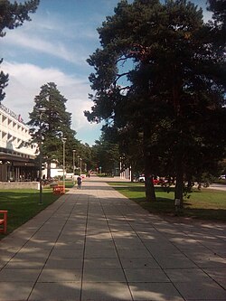 Tapionraitti Tapiontorilta itäänpäin nähtynä. Oikealla Køgenpuiston puita, vasemmalla hotelli Tapiola Garden.