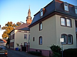 Straßenfront von Nordwesten; rechts der neue Westflügel mit Wappenstein, links der originale Ostflügel