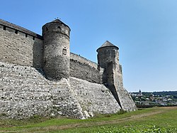 Вежа Ковпак і Папська вежа (справа)