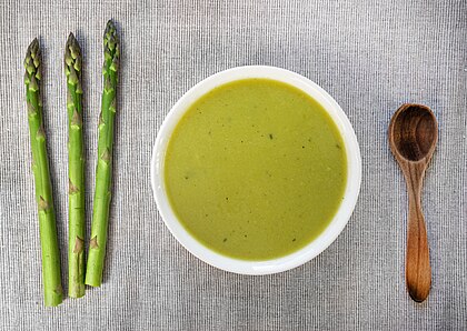 Sopa de aspargos ou espargos. O aspargo ocorre naturalmente na área do Mediterrâneo e áreas adjacentes. É o único representante comestível do gênero Asparagus e tem se espalhado por todo o mundo como planta cultivada, tendo hoje o maior centro de produção na China. É um legume valorizado pelo seu sabor e fácil digestibilidade, com rebentos comestíveis. A oferta comercial inclui inserções brancas e verdes que, apesar das diferenças, são rebentos da mesma espécie. A cor diferente do aspargo resulta de diferentes métodos de cultivo — os verdes crescem acima do solo e os brancos crescem cobertos de terra. (definição 4 472 × 3 168)