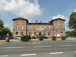 Empfangsgebäude, Straßenseite