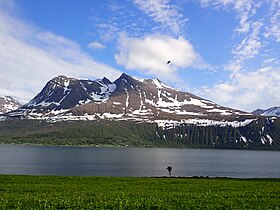 Vue de Bentsjordtinden depuis Kvaløya au nord-ouest.