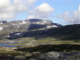 Vue du sommet depuis le lac Holmasjøen au sud-est.