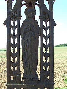 Croix de la Poterie, la Vierge Marie en prière au pied de la croix, donc de son Fils.