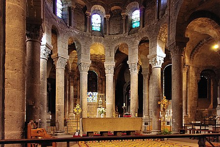 Chœur de la basilique, colonnes et chapiteaux du rond-point.