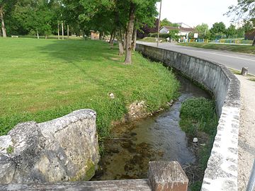 Le ruisseau de Champniers passe au pied du bourg.