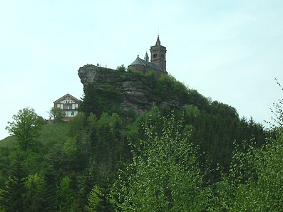 Felsen Le Rocher mit Kapelle aus der Nähe