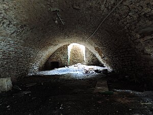 Cave sous l'agence postale donnant accès à l'ancienne galerie du fossé de la « Porte d'en Haut ».