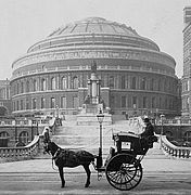 Un hansom cab devant le Royal Albert Hall, Londres, 1904.