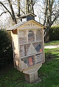 La maison des insectes près de l'étang.