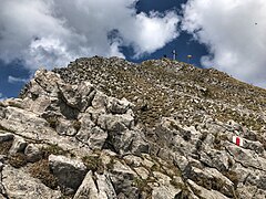 Vue sur les lapiaz sous le sommet du Hängst.