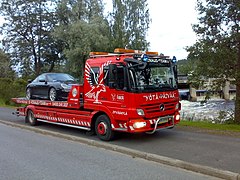 Remorqueuse Mercedes-Benz en plateau.