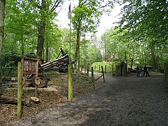 Équipements militaires exposés dans la forêt autour du blockhaus d'Éperlecques.