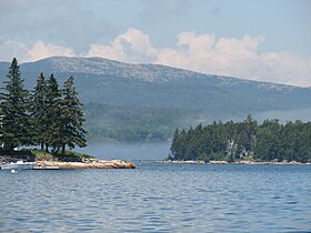 L'île des Monts Déserts, vue de la mer, près de Southwest Harbor.