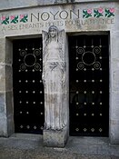 The statue by the entrance to the crypt at Noyon's war memorial.