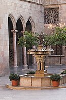 El patio de los naranjos con la fuente de Frederic Galcerà.