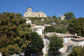 The church and surrounding buildings in Saint-Jurs