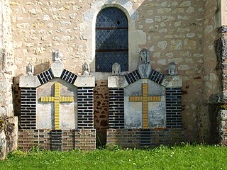 Têtes de tombes le long de l'église