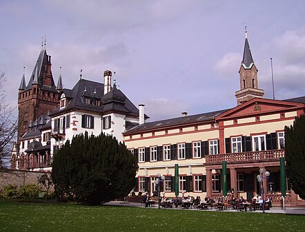 Vordergrund Ulmersches Schloss/Adelspalais in Weinheim, Teil des Weinheimer Schlosses