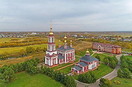 Рядом находится маленький храм Флора и Лавра.