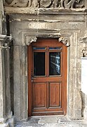 Door under the portico of the Hôtel du Vieux-Raisin.