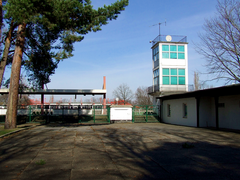 Denkmalgeschützter Turm des Max-Reimann-Stadions