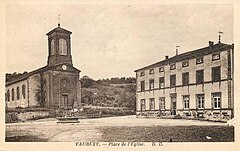 Carte postale de la place de l'église vers 1903.