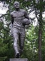 Denkmal von Eduard Strelzow auf dem Stadiongelände (Juli 2008)