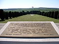 Gedenkplatte am Beinhaus von Douaumont