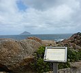 Schild. Am Horizont die 10 km entfernte, bereits zum Bundesstaat Tasmanien gehörige Rodondo Island