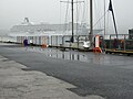 Kreuzfahrtschiff im Hafen und Masten einer Segelyacht auf Zwischenstopp von Reykjavík nach Hamburg.