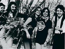 Wings in 1975 (L–R): Joe English, Denny Laine, Linda McCartney, Jimmy McCulloch, and Paul McCartney