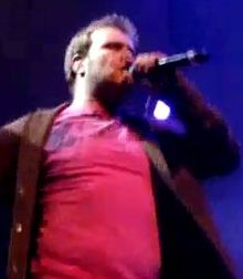 Bedingfield performing in 2007