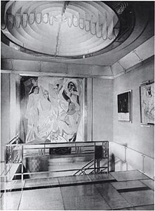 Another view of Doucet's hôtel particulier (1927). Picasso's Les Demoiselles d'Avignon is hanging in the background.