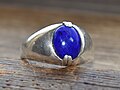 20th century silver ring with polished lapis oval; 2 x 2.4 x 1 cm