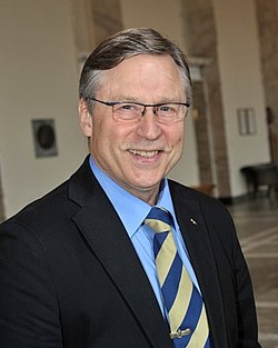 Pertti Salolainen valtiosalissa