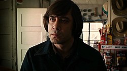 Javier Bardem esittämässä Anton Chigurhia elokuvassa Menetetty maa.