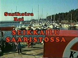 Televisiosarjan tunnusteksti ensimmäisessä jaksossa sarjan alkuperäisessä versiossa. DVD-julkaisussa olleissa restauroiduissa jaksoissa tunnusteksti on sijoitettu keskemmälle.[1]