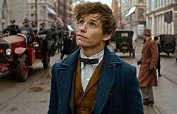 Eddie Redmayne Lisko Scamanderina elokuvassa Ihmeotukset ja niiden olinpaikat.