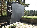 Turun hautausmaan sankarihautojen yhteisen muistomerkin veistos, 1953, monumentin suunnitteli Erik Bryggman.