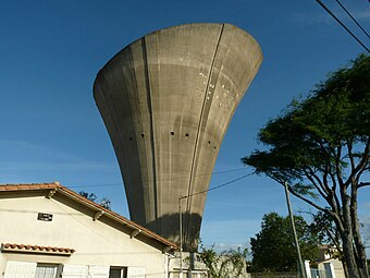 Château d'eau de Saint-Pierre conçu par l'architecte Bonnefoy à Royan, France.