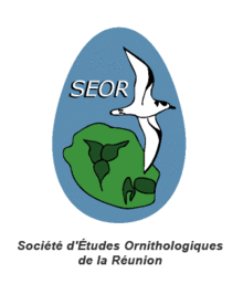 Logo de la société d'études ornithologiques de La Réunion composé d'une silhouette en vert de l'île de La Réunion et d'un Pétrel de Barau en vol vu par-dessous, l'ensemble sur fond bleu en forme d'œuf