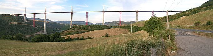 Vue d'ensemble du pont durant la construction.